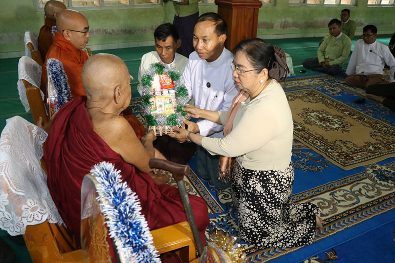 စစ်ကိုင်းတိုင်းဒေသကြီး အစိုးရအဖွဲ့မှ မုံရွာမြို့ပေါ်ရှိ ဘုန်းတော်ကြီးကျောင်းတိုက်များမှ သက်တော်ရှည်ဆရာတော်ကြီးများထံ ဆွမ်းဆန်၊ ဆီ၊ ဆား၊ ပဲ၊ ဆေးနှင့် လှူဖွယ်ဝထ္တု ပစ္စည်းများ ဆက်ကပ်လှူဒါန်း
