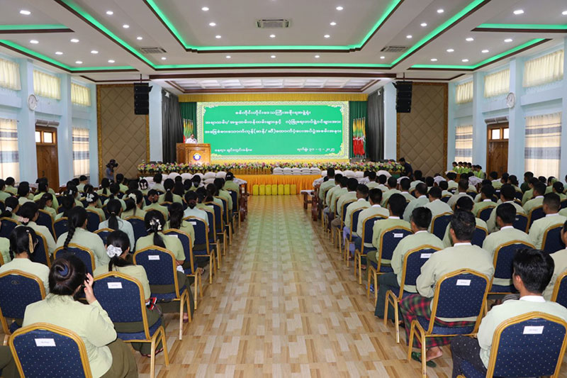 စစ်ကိုင်းတိုင်းဒေသကြီး ဝန်ကြီးချုပ် ဦးမြတ်ကျော် တိုင်းဒေသကြီး အစိုးရအဖွဲ့ရုံးရှိ အရာထမ်း/အမှု ထမ်းဝန်ထမ်းများနှင့် လုံခြုံရေးတပ်ဖွဲ့ဝင်များအား အခြေခံစားသောက်ကုန် (ဆန်/ဆီ)များ ပေးအပ်ချီးမြှင့်ပွဲ အခမ်းအနား တက်ရောက်