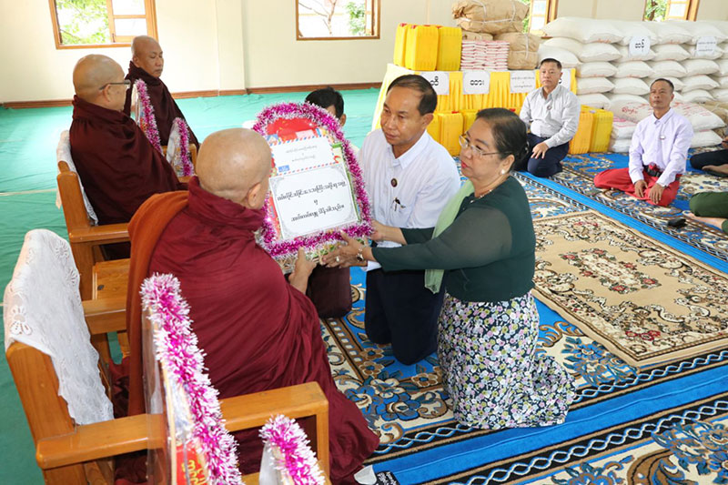 မုံရွာမြို့ပေါ်ရှိ ဘုန်းတော်ကြီးကျောင်းတိုက်များသို့ ဆွမ်းဆန်၊ ဆီ၊ ဆား၊ ပဲ၊ ဆေးနှင့် လှူဖွယ်ဝတ္ထုပစ္စည်းများ ဆက်ကပ်လှူဒါန်း