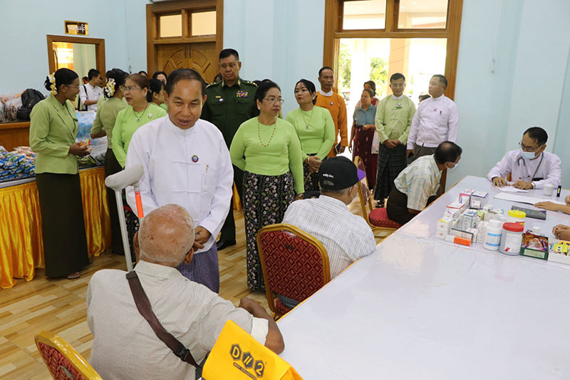 စစ်ကိုင်းတိုင်းဒေသကြီး ဝန်ကြီးချုပ် ဦးမြတ်ကျော် တိုင်းဒေသကြီးအတွင်းရှိ အငြိမ်းစား ဝန်ထမ်းများအား ကျန်းမာရေးစစ်ဆေးပေးခြင်းနှင့် အခြေခံစားသောက်ကုန်များ ပေးအပ် ခြင်းအခမ်းအနား တက်ရောက်