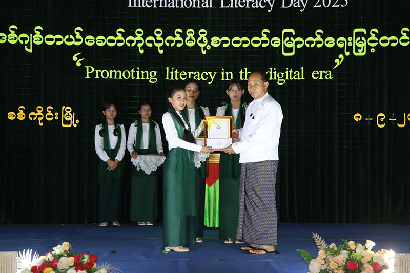 စစ်ကိုင်းတိုင်းဒေသကြီး ဝန်ကြီးချုပ် ဦးမြတ်ကျော် ငလျင်လှုပ်ခတ်မှုကြောင့် ထိခိုက်ပျက် စီးခဲ့သည့် စစ်ကိုင်းမြို့၊ စစ်ကိုင်းတောင်ရိုးဘုရား၊စေတီပုထိုးများ ပြန်လည်ပြုပြင်မွမ်းမံ နေများအား လိုက်လံကြည့်ရှုခြင်းနှင့် ၂၀၂၅-ခုနှစ်၊ နိုင်ငံတကာစာတတ်မြောက်ရေးနေ့ အခမ်းအ