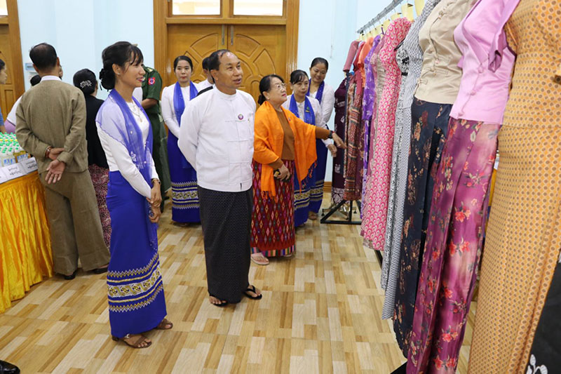 စစ်ကိုင်းတိုင်းဒေသကြီး ဝန်ကြီးချုပ် ဦးမြတ်ကျော် တိုင်းဒေသကြီး အသေးစားကုန်ထုတ် လုပ်ငန်းများဖန်တီးပေးနိုင်ရေး ထူးချွန်သင်တန်းသူများအား ဆုများပေးအပ်