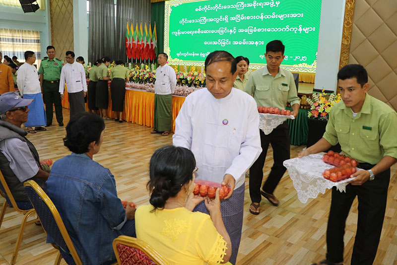 စစ်ကိုင်းတိုင်းဒေသကြီး ဝန်ကြီးချုပ် ဦးမြတ်ကျော် တိုင်းဒေသကြီးအတွင်းရှိ အငြိမ်းစား ဝန်ထမ်းများအား ကျန်းမာရေးစစ်ဆေးပေးခြင်းနှင့် အခြေခံစားသောက်ကုန်များ ပေးအပ်ခြင်းအခမ်းအနား တက်ရောက်