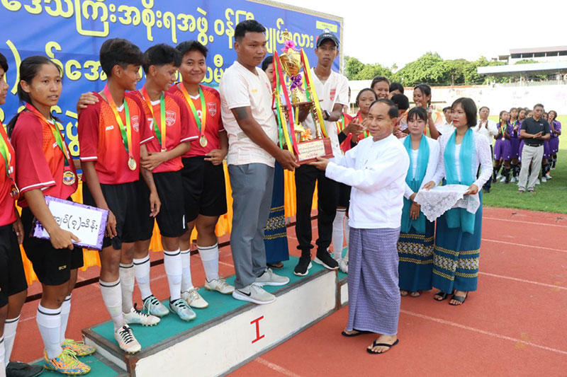 စစ်ကိုင်းတိုင်းဒေသကြီး ဝန်ကြီးချုပ် ဦးမြတ်ကျော် ၂၀၂၅ ခုနှစ်၊တိုင်းဒေသကြီး ဝန်ကြီးချုပ်ဖလား ခရိုင်ပေါင်းစုံ အသက်(၂၅)နှစ်အောက် အမျိုးသမီးဘောလုံးပြိုင်ပွဲ ဗိုလ်လုပွဲနှင့်ဆု ချီးမြှင့်ပွဲတက်ရောက်