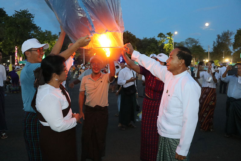 စစ်ကိုင်းတိုင်းဒေသကြီး ဝန်ကြီးချုပ် ဦးမြတ်ကျော် မုံရွာမြို့    ပြည်သူ့ဥယျာဉ်တွင်   ကျင်းပသည့် သီတင်းကျွတ်ပွဲတော်သို့ သွားရောက်ကြည့်ရှုခြင်း၊ ဆီမီးပူဇော်ခြင်းနှင့် မီးပုံးပျံလွှတ်တင်ခြင်းများအား သွားရောက်ကြည့်ရှုအားပေး