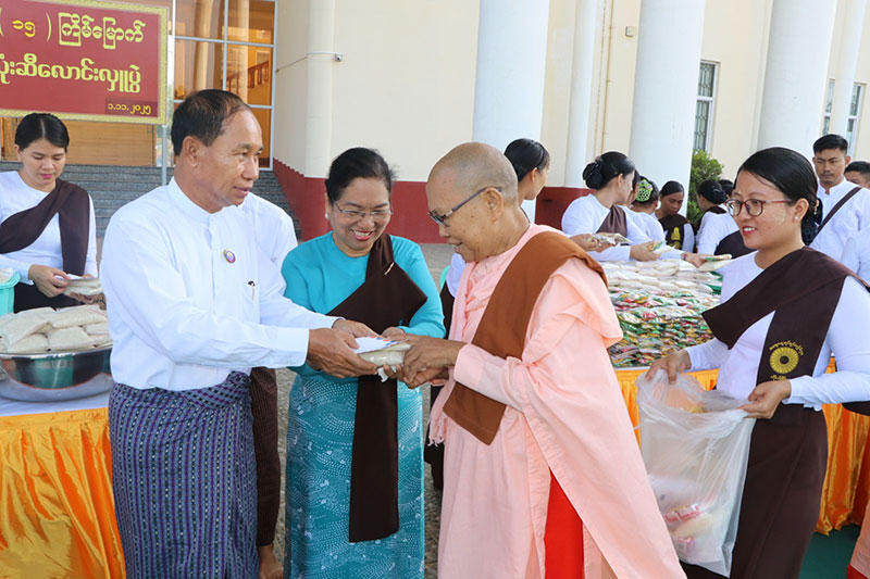 စစ်ကိုင်းတိုင်းဒေသကြီး ဝန်ကြီးချုပ် ဦးမြတ်ကျော် မုံရွာမြို့ပေါ်ရှိ  ဆရာတော်၊သံဃာတော်များအား ဆွမ်း/ဆွမ်းဟင်းများလောင်းလှူခြင်း၊ သီလရှင်ဆရာ ကြီး/ဆရာလေးများအား ဆွမ်းဆန်စိမ်းလောင်းလှူခြင်း၊ စုပေါင်းသန့်ရှင်းရေးလုပ်ငန်းများ ဆောင်ရွက်နေမှုများနှင့် မြို့ဖွံ့ဖြိ