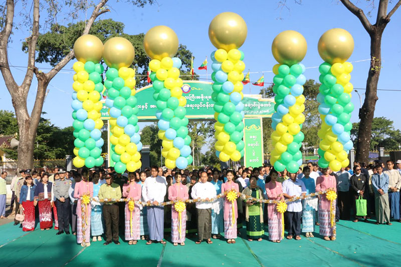 စစ်ကိုင်းတိုင်းဒေသကြီး ဝန်ကြီးချုပ် ဦးမြတ်ကျော် အသေးစား၊အငယ်စားနှင့် အလတ်စား စီးပွားရေးလုပ်ငန်းထုတ်ကုန်များ ဈေးရောင်းပွဲတော် ဖွင့်ပွဲအခမ်းအနား တက်ရောက်