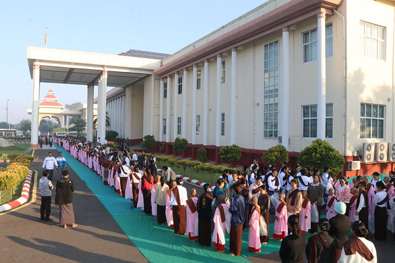 စစ်ကိုင်းတိုင်းဒေသကြီး ဝန်ကြီးချုပ် ဦးမြတ်ကျော် မုံရွာမြို့ပေါ်ရှိ ကျောင်းတိုက်ကြီးများမှ ဆရာတော်၊သံဃာတော်များအား ဆွမ်း/ဆွမ်းဟင်းများလောင်းလှူခြင်း၊ သီလရှင်ဆရာ ကြီး/ဆရာလေးများအား ဆွမ်းဆန်စိမ်းလောင်းလှူ