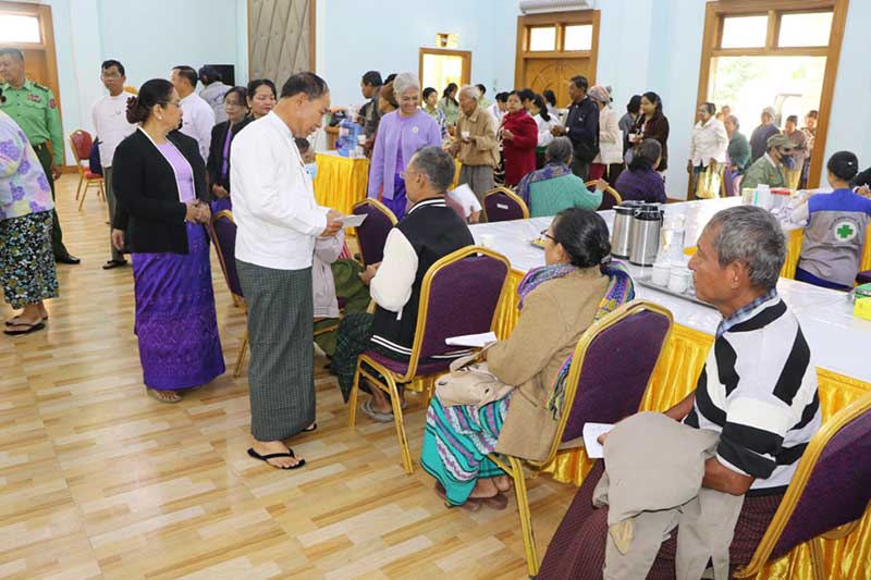 စစ်ကိုင်းတိုင်းဒေသကြီး ဝန်ကြီးချုပ် ဦးမြတ်ကျော် တိုင်းဒေသကြီးအတွင်းရှိ အငြိမ်းစား ဝန်ထမ်းများအား ကျန်းမာရေးစစ်ဆေးပေးခြင်းနှင့် အခြေခံစားသောက်ကုန်များ ပေးအပ် ခြင်းအခမ်းအနား တက်ရောက်