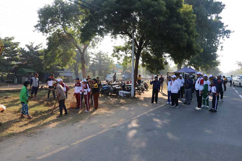 စစ်ကိုင်းတိုင်းဒေသကြီး ဝန်ကြီးချုပ် ဦးမြတ်ကျော် မုံရွာမြို့သတ်မှတ်မဲရုံများတွင် မဲဆန္ဒရှင်ပြည်သူများ စိတ်အေး ချမ်းသာစွာဖြင့် ဆန္ဒမဲပေးနေမှုများအား လိုက်လံကြည့်ရှု၊ စုပေါင်းသန့်ရှင်းရေးလုပ်ငန်းများ ဆောင်ရွက်နေမှု၊ တိုင်းဒေသကြီး အစိုးရအဖွဲ့ ဝန်ကြီးချုပ်ဖလား