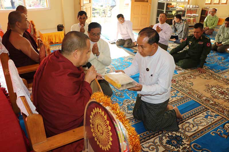 စစ်ကိုင်းတိုင်းဒေသကြီး ယင်းမာပင်မြို့နယ်၊ ရွှေတောင်ဦး တိပိဋကဓမ္မ ပါလမဟာဝိဟာရကျောင်းတိုက်ကြီးရှိ ဆရာတော်၊သံဃာတော်များအား တိုင်းဒေသကြီး အစိုးရအဖွဲ့မှ ဆွမ်းဆန်နှင့်စားသုံးဆီများ ဆက်ကပ်လှူဒါန်း