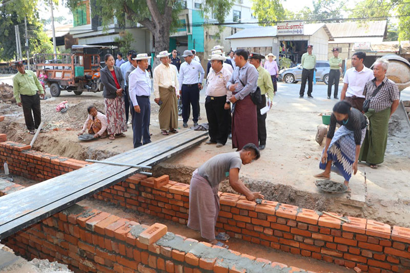 စစ်ကိုင်းတိုင်းဒေသကြီး ဝန်ကြီးချုပ် ဦးမြတ်ကျော် ဟုမ္မလင်းမြို့နှင့်မုံရွာမြို့ ဖွံ့ဖြိုးတိုးတက်ရေးလုပ် ငန်းများဆောင်ရွက်နေမှု လိုက်လံကြည့်ရှု