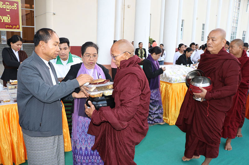 စစ်ကိုင်းတိုင်းဒေသကြီး ဝန်ကြီးချုပ် ဦးမြတ်ကျော် မုံရွာမြို့ ဆရာတော်၊သံဃာတော်များအား ဆွမ်း၊ဆွမ်းဟင်းများလောင်းလှူခြင်း၊ သီလရှင်ဆရာ ကြီး/ဆရာလေးများအား ဆွမ်းဆန်စိမ်းလောင်းလှူခြင်းနှင့် မုံရွာ တက္ကသိုလ် ဘာသာရပ်ပေါင်းစုံ အားကစားပြိုင်ပွဲများ ဆုချီးမြှင့်ပွဲအခမ