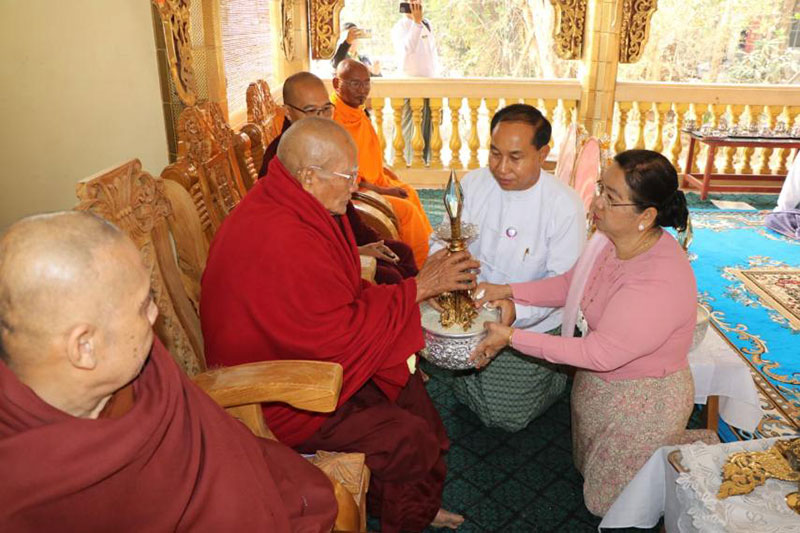 စစ်ကိုင်းတိုင်းဒေသကြီး ဝန်ကြီးချုပ် ဦးမြတ်ကျော် ငလျင်လှုပ်ခတ်မှုကြောင့် ထိခိုက်ပျက် စီးခဲ့သည့် စစ်ကိုင်းမြို့ပေါ်ရှိ ဘုရားစေတီများအား စိန်ဖူးတော်၊ငှက်မြတ်နားတော်နှင့် ထီး တော်ဘုံအဆင့်ဆင့် တင်လှူပူဇော်ပွဲ အခမ်းအနားများနှင့် (၈၁)နှစ်မြောက်၊ တပ်မတော် နေ့ကို
