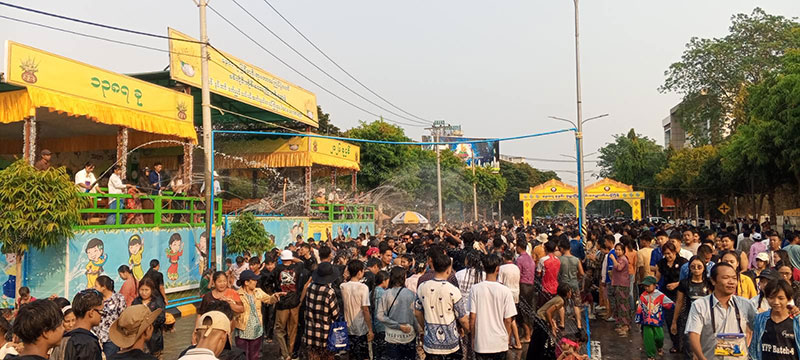 စစ်ကိုင်းတိုင်းဒေသကြီး ဝန်ကြီးချုပ် ဦးကိုလေး မြန်မာရိုးရာ ယဉ် ကျေးမှု မဟာသင်္ကြန်ပွဲတော် လမ်းလျှောက်သင်္ကြန် တက်ရောက် ဖွင့်လှစ်၊ ယိမ်းလှပျိုဖြူလေးများ၏ သီဆိုကပြဖျော်ဖြေမှုများနှင့် စတုဒီသာကျွေးမွေးနေမှုများအား လိုက်လံကြည့်ရှု