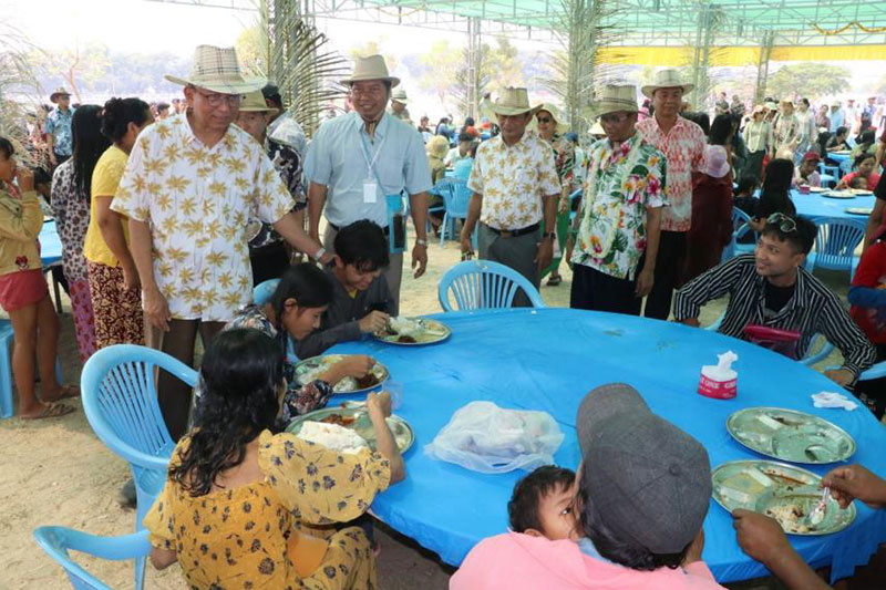 စစ်ကိုင်းတိုင်းဒေသကြီး ဝန်ကြီးချုပ် ဦးကိုလေး ၂၀၂၆-ခုနှစ်၊ မြန်မာရိုးရာယဉ်ကျေးမှု မဟာသင်္ကြန်ပွဲတော် လမ်းလျှောက်သင်္ကြန် အကြတ်နေ့ ဌာနဆိုင်ရာမဏ္ဍပ်များနှင့် ဗဟိုမဏ္ဍပ်ရှိ မြို့နေပြည်သူများ ပျှော်ရွှင်စွာပါဝင်ဆင်နွှဲ ရေကစားနေမှုများနှင့် စတုဒီသာကျွေးမွေးနေမှ