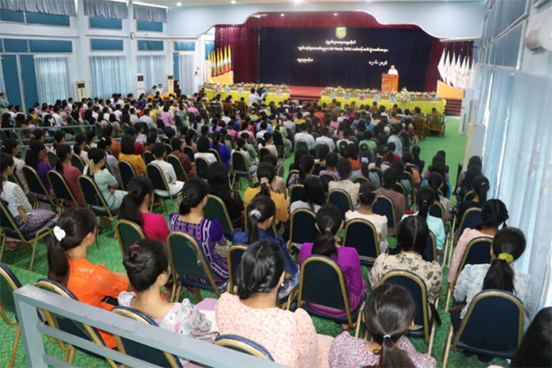 စစ်ကိုင်းတိုင်းဒေသကြီး ဝန်ကြီးချုပ် ဦးကိုလေး မုံရွာစီးပွားရေးတက္ကသိုလ် (Job-Ready Skills)သင်တန်းဆင်းပွဲနှင့် သီးနှံများပန်းတိုင်အထွက်နှုန်း ရရှိရေးနှင့် စိုက်ဧကအပြည့်အဝစိုက်ပျိုးနိုင်ရေး လုပ်ငန်းညှိနှိုင်းအစည်းအဝေး တက် ရောက်