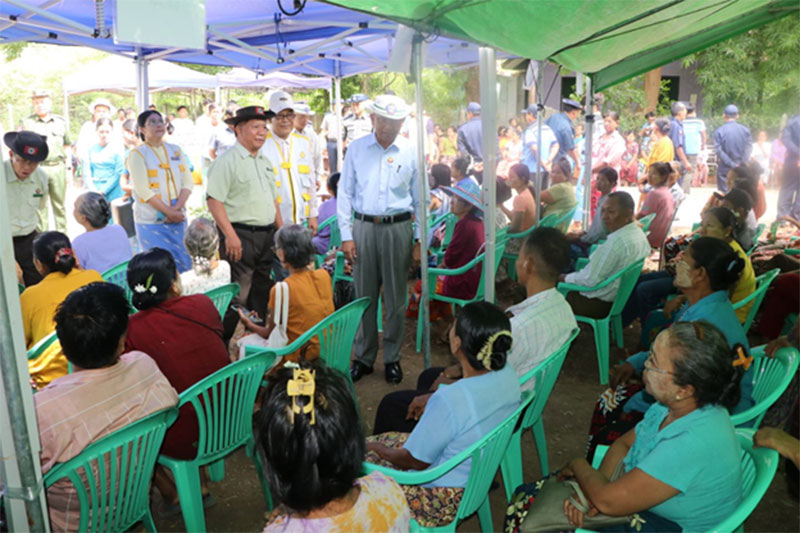 စစ်ကိုင်းတိုင်းဒေသကြီး ဝန်ကြီးချုပ် ဦးကိုလေး မုံရွာမြို့၊ ကုတင် ၅၀၀ ဆံ့၊ အထွေ ထွေရောဂါကု ပြည်သူ့ဆေးရုံကြီးရှိ အထူးကုဆရာဝန်ကြီးများမှ မုံရွာမြို့နှင့်အနီးဝန်းကျင်ရှိ ဒေသခံ ပြည်သူများအား ကျန်းမာရေးဆိုင်ရာများ အခမဲ့ ကွင်းဆင်းကုသပေးနေမှုများအား သွားရောက်ကြည့်